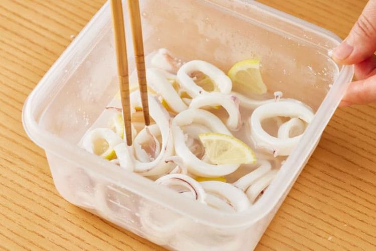 容器の中身を混ぜて蒸らす